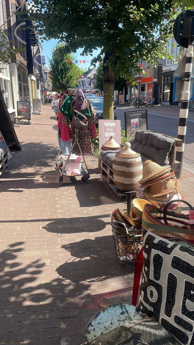 Kraam met producten voor de winkel