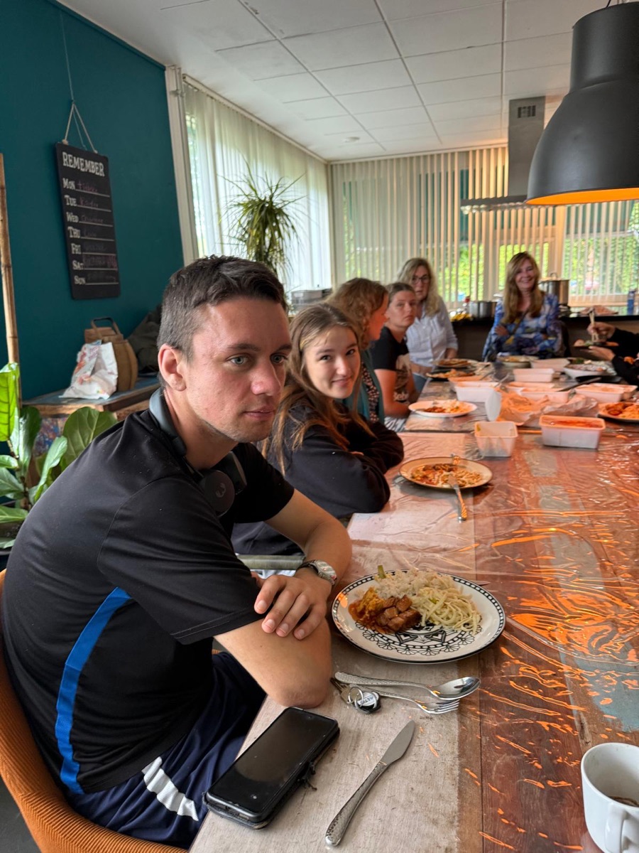 Samen eten aan de grote tafel
