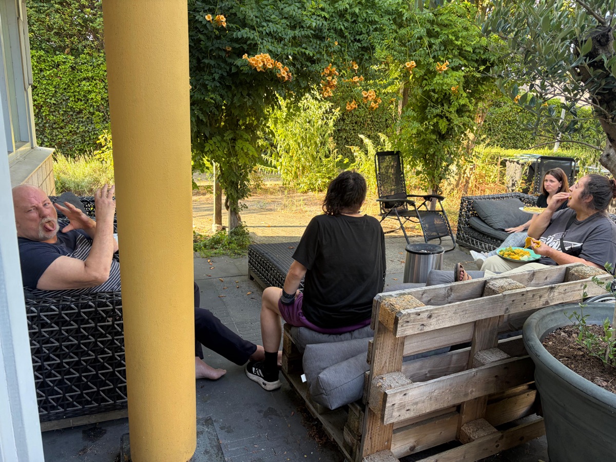 Bewoners samen op het terras